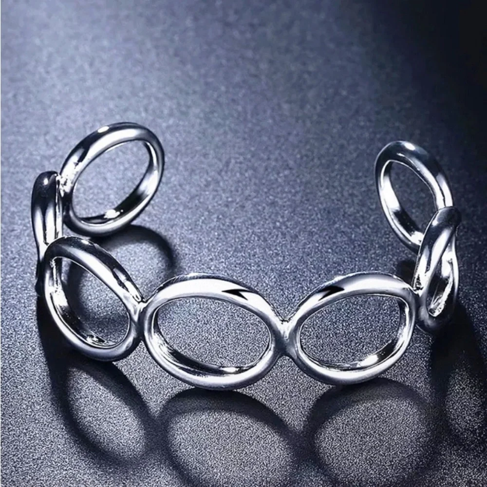 O Design Shaped Sterling Silver Bangle Bracelet